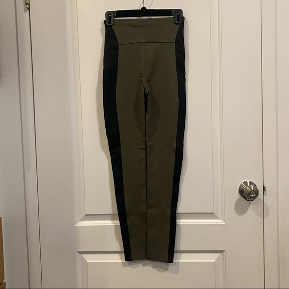 Spanx Textured Side Panel Leggings - Picture 5 of 5